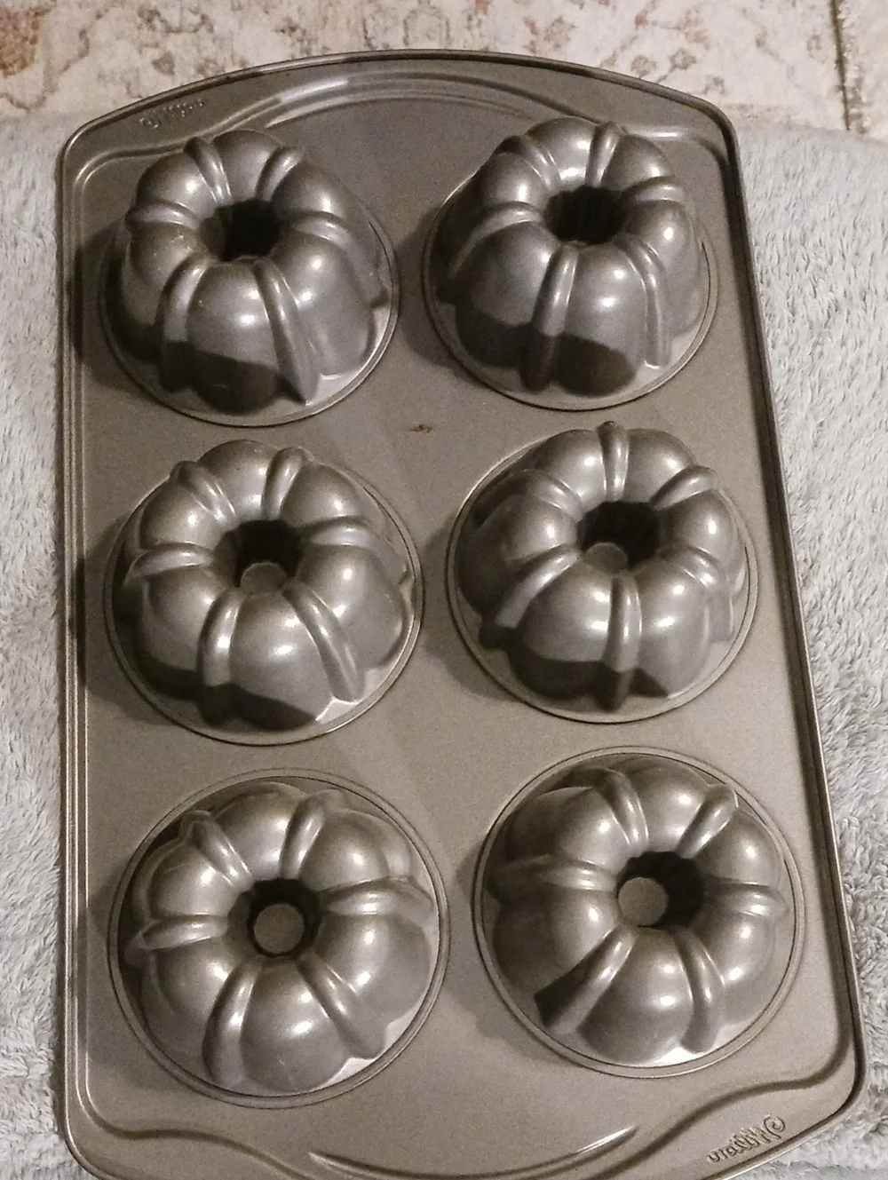 Wilton 6 Mini Bundt Cake Pan